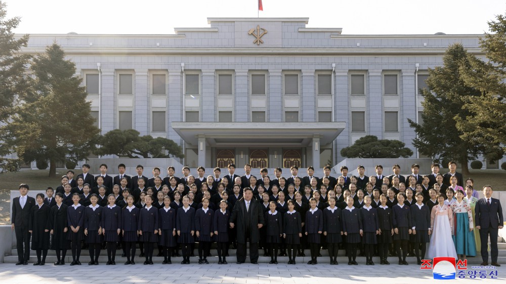 敬爱的金正恩同志接见旅日朝鲜学生少年艺术团成员