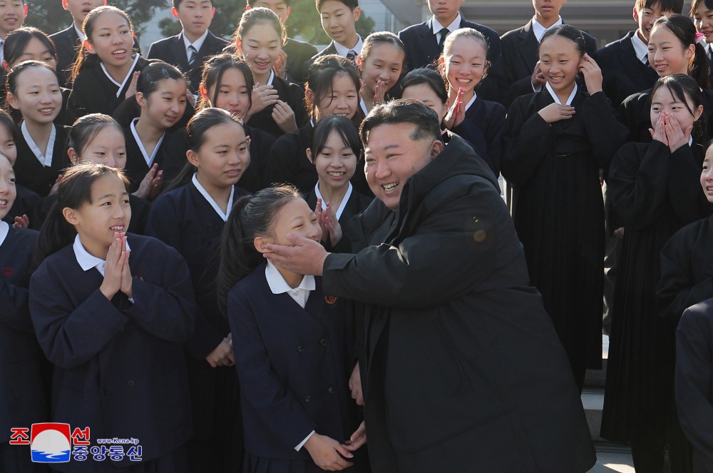 敬爱的金正恩同志接见旅日朝鲜学生少年艺术团成员