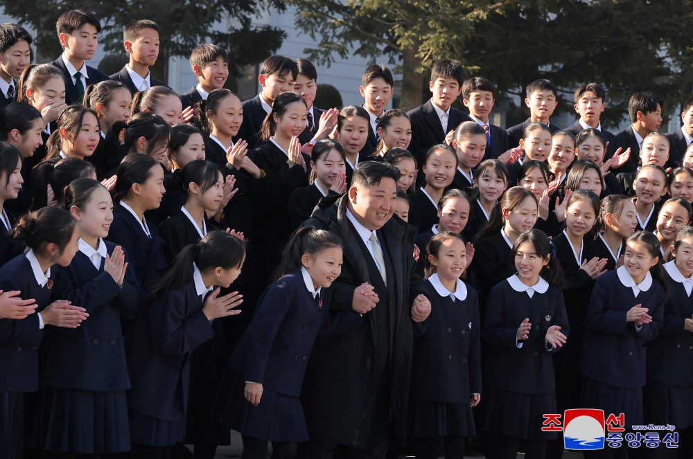 敬爱的金正恩同志接见旅日朝鲜学生少年艺术团成员