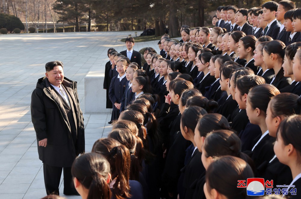 敬爱的金正恩同志接见旅日朝鲜学生少年艺术团成员