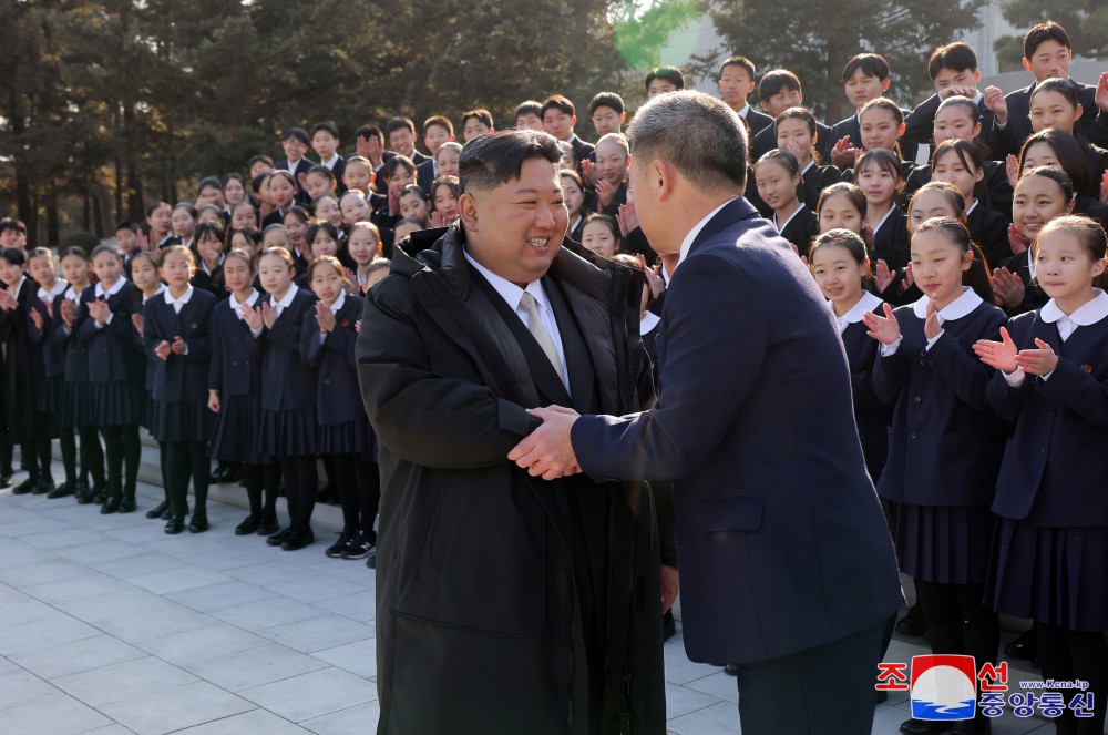 敬爱的金正恩同志接见旅日朝鲜学生少年艺术团成员