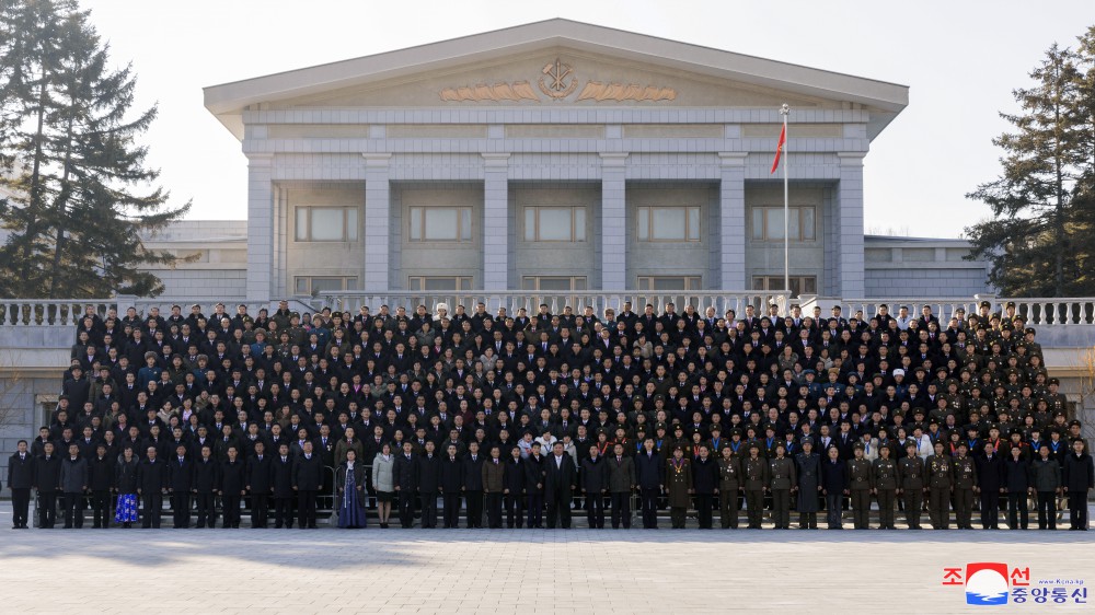 경애하는 김정은동지께서 새해 2025년에 즈음하여 로력혁신자,공로자들과 기념사진을 찍으시였다