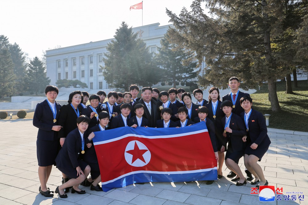 경애하는 김정은동지께서 새해 2025년에 즈음하여 로력혁신자,공로자들과 기념사진을 찍으시였다