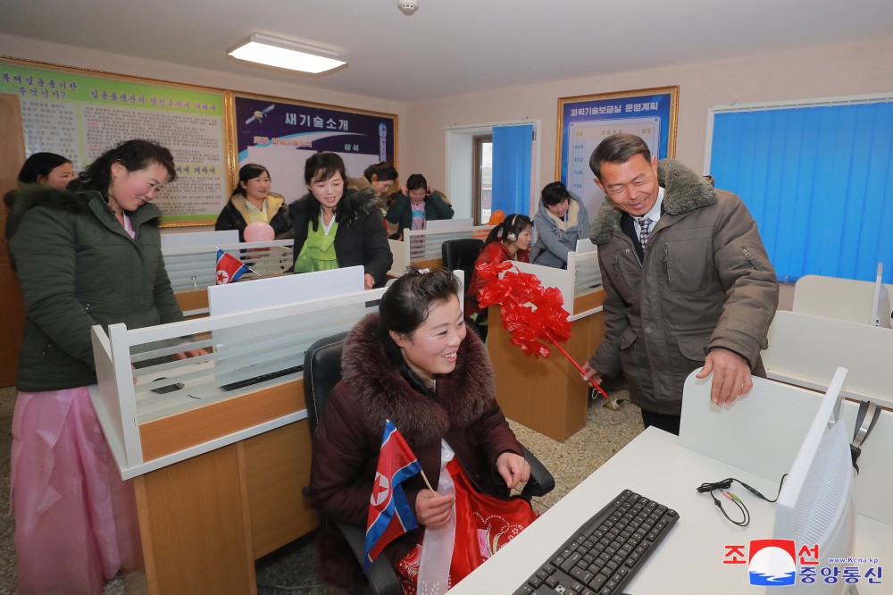 黄海南道银泉郡欢庆地方工业工厂竣工