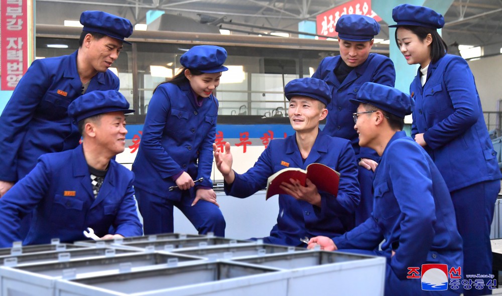 以现场政治工作号召群众积极参加增产节约斗争