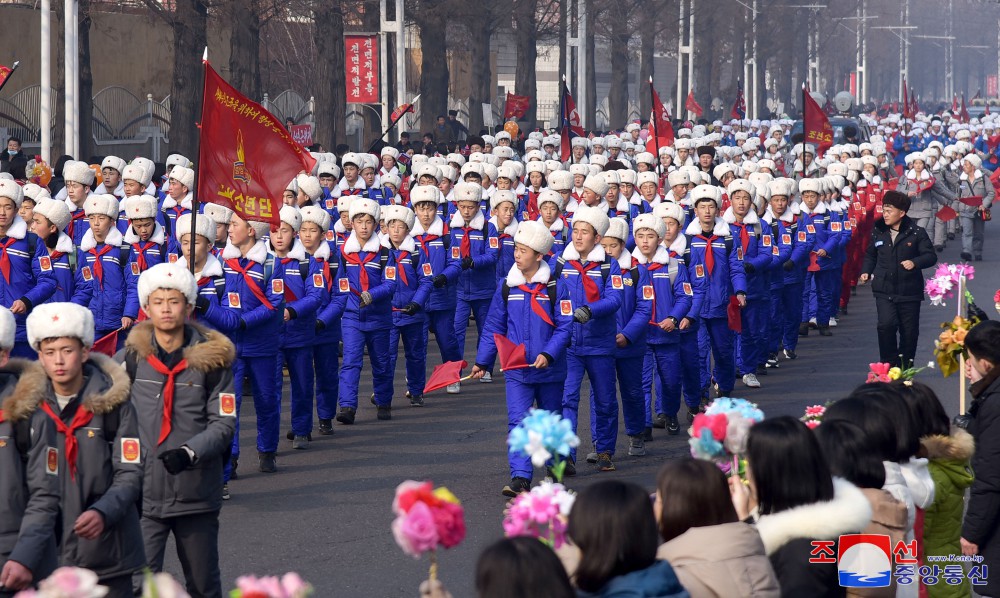 全国学生少年光复的千里路参观学习行军活动正式开始