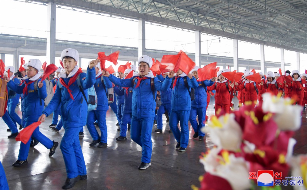 全国学生少年光复的千里路参观学习行军活动正式开始