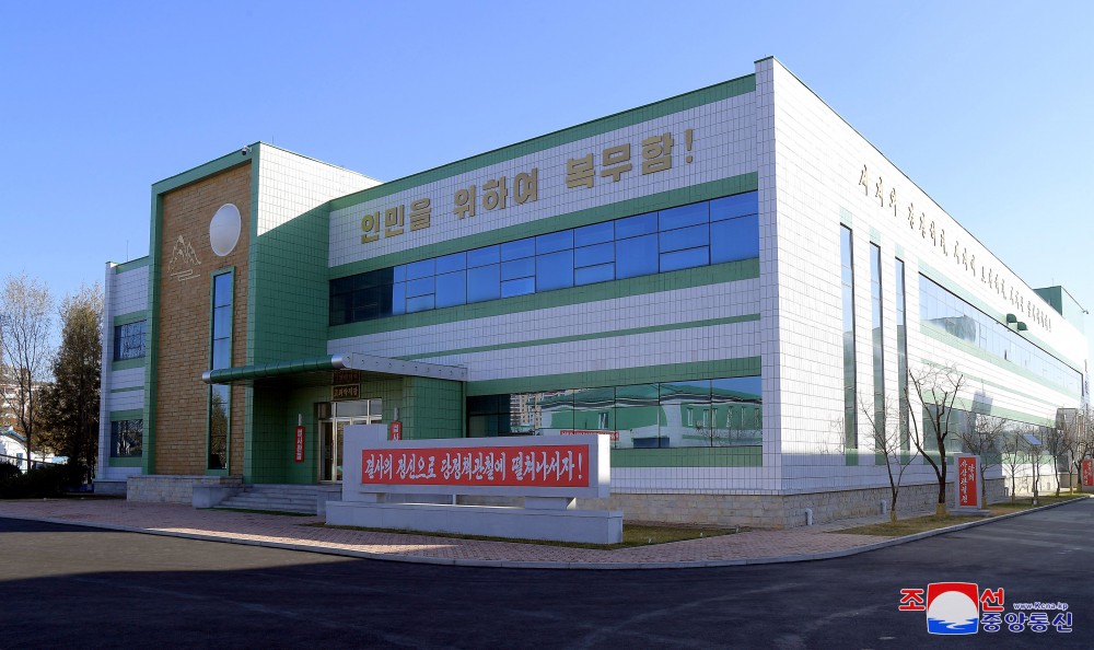 현대적이며 종합적인 의약품생산기지 평양제약공장
