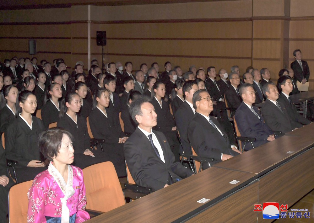 “承蒙敬爱的金正恩元帅莫大关爱的旅日朝鲜学生少年艺术团返回报告会”举行