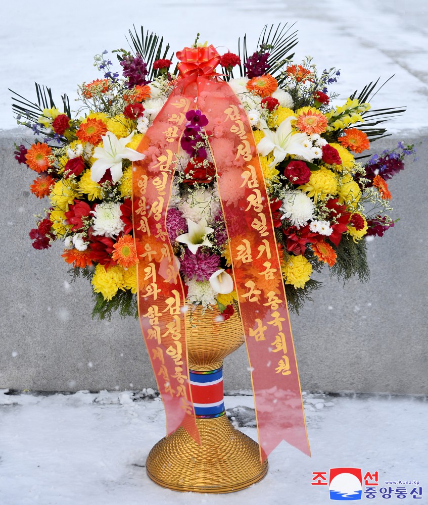Extranjeros envían cestos florales a la colina Mansu
