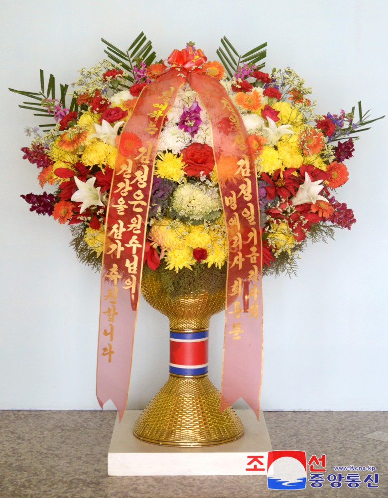 Estimado compañero Kim Jong Un recibe cesto de flores de Cui Tongwen