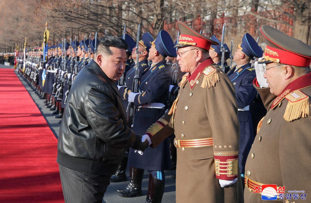 경애하는 김정은동지께서 조선인민군창건절에 즈음하여 국방성을 축하방문하시였다