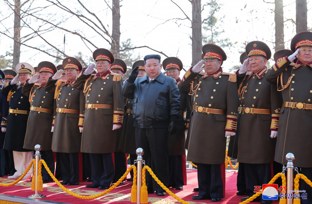 경애하는 김정은동지께서 조선인민군창건절에 즈음하여 국방성을 축하방문하시였다