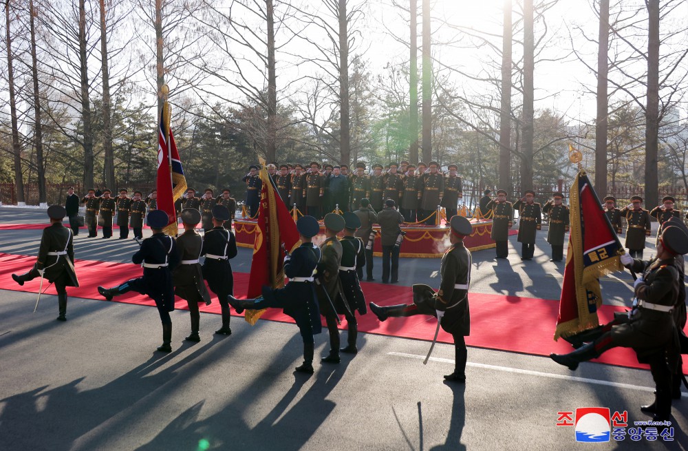 경애하는 김정은동지께서 조선인민군창건절에 즈음하여 국방성을 축하방문하시였다