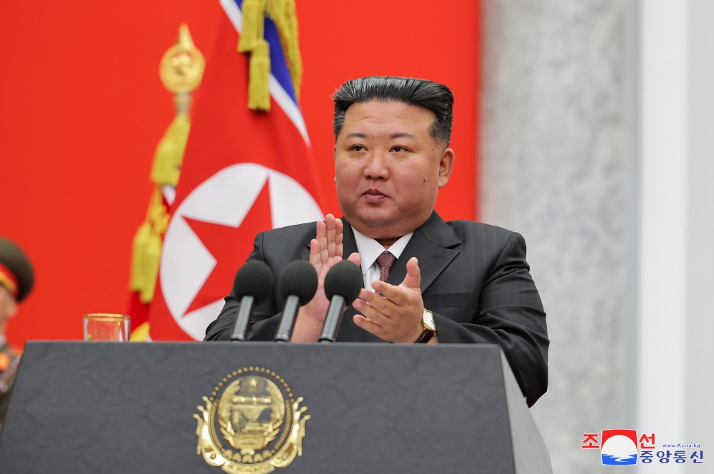 경애하는 김정은동지께서 조선인민군창건절에 즈음하여 국방성을 축하방문하시였다