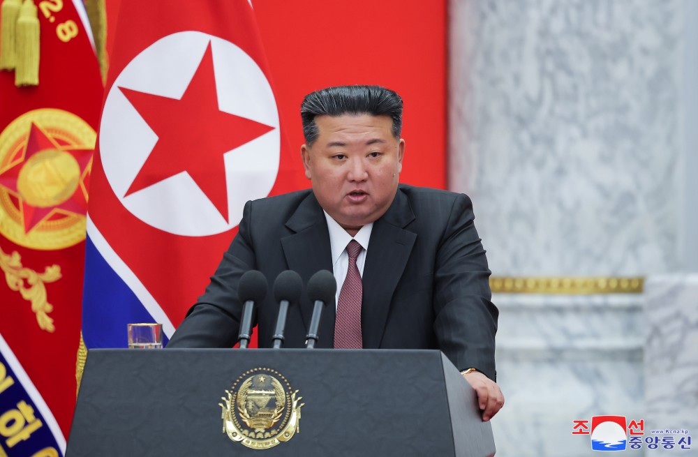 경애하는 김정은동지께서 조선인민군창건절에 즈음하여 국방성을 축하방문하시였다