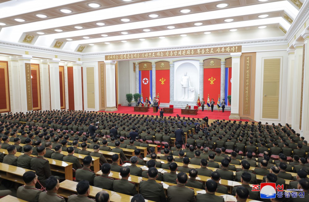 경애하는 김정은동지께서 조선인민군창건절에 즈음하여 국방성을 축하방문하시였다
