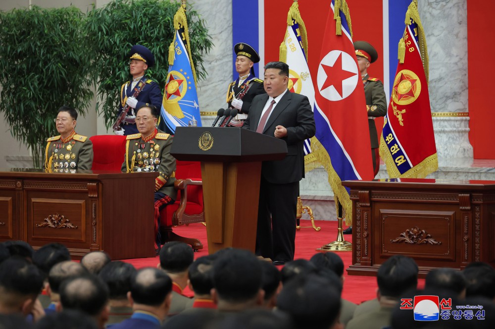 경애하는 김정은동지께서 조선인민군창건절에 즈음하여 국방성을 축하방문하시였다
