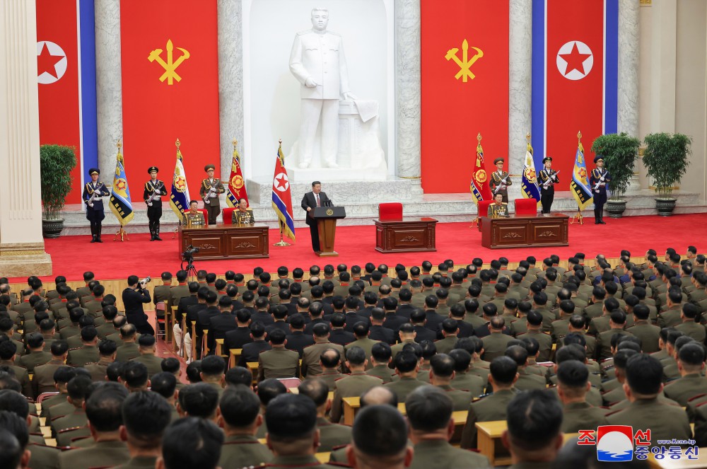 경애하는 김정은동지께서 조선인민군창건절에 즈음하여 국방성을 축하방문하시였다