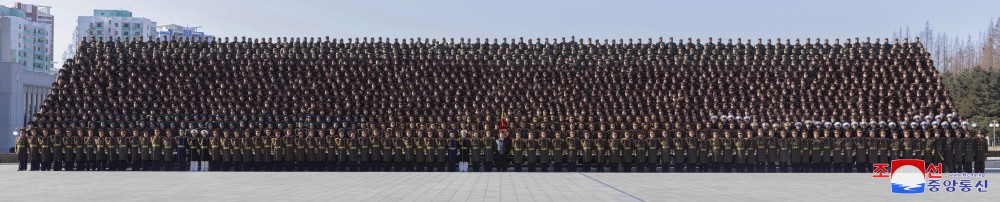 경애하는 김정은동지께서 조선인민군창건절에 즈음하여 국방성을 축하방문하시였다