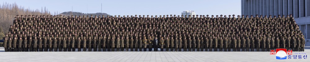 경애하는 김정은동지께서 조선인민군창건절에 즈음하여 국방성을 축하방문하시였다