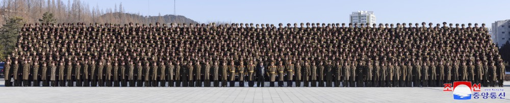 경애하는 김정은동지께서 조선인민군창건절에 즈음하여 국방성을 축하방문하시였다