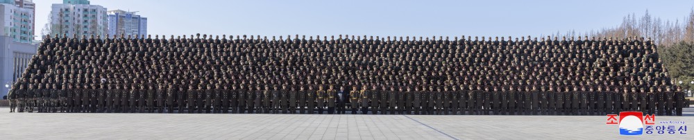 경애하는 김정은동지께서 조선인민군창건절에 즈음하여 국방성을 축하방문하시였다