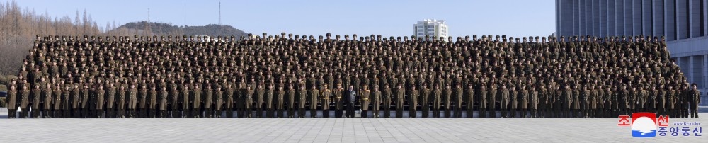 경애하는 김정은동지께서 조선인민군창건절에 즈음하여 국방성을 축하방문하시였다