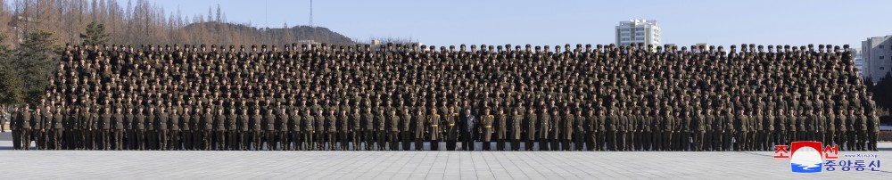 경애하는 김정은동지께서 조선인민군창건절에 즈음하여 국방성을 축하방문하시였다