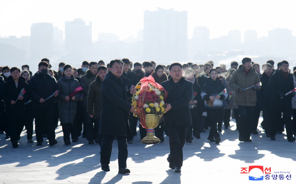 我国民众向伟大领袖金日成同志和伟大领导者金正日同志铜像敬献花篮