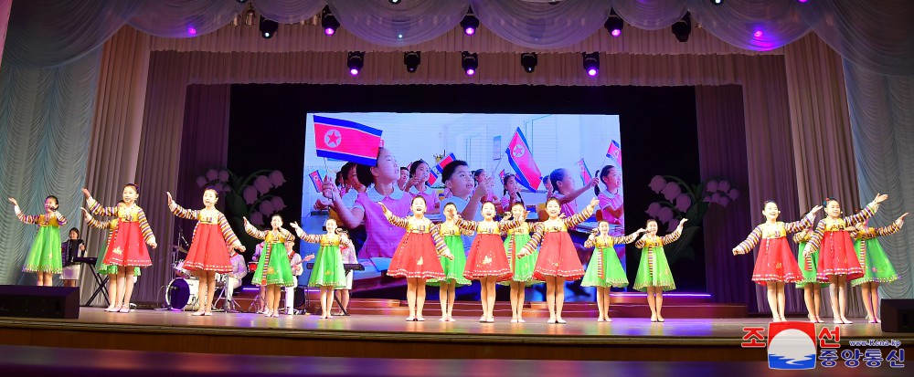 万景台学生少年宫艺术小组员综合演出举行