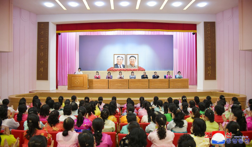 女盟工作人员和女盟盟员举行庆祝集会