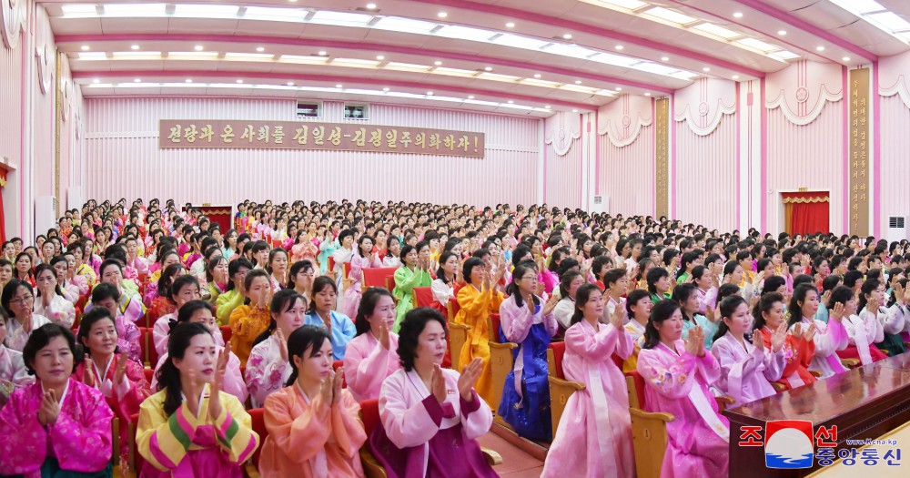 女盟工作人员和女盟盟员举行庆祝集会