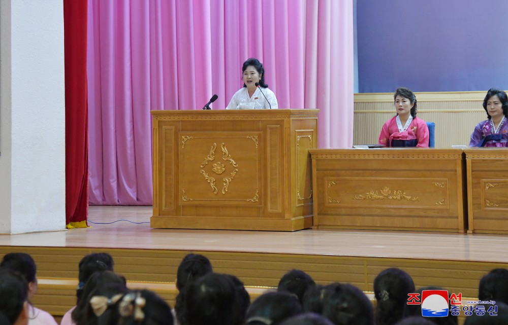 女盟工作人员和女盟盟员举行庆祝集会