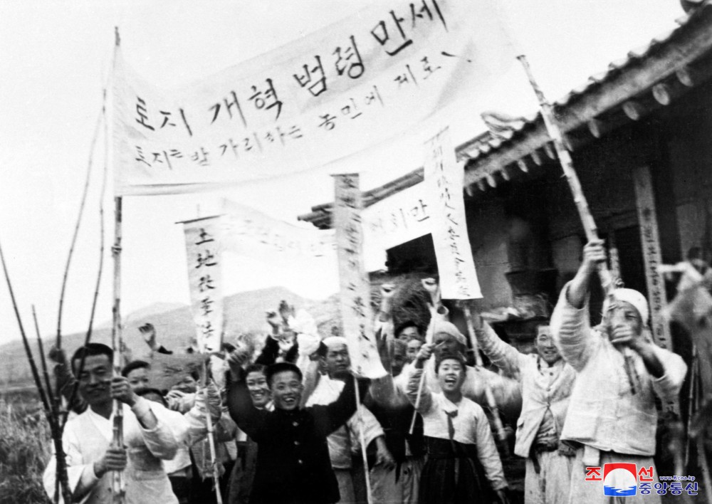 同农村变革历史一道日益富饶的社会主义大地