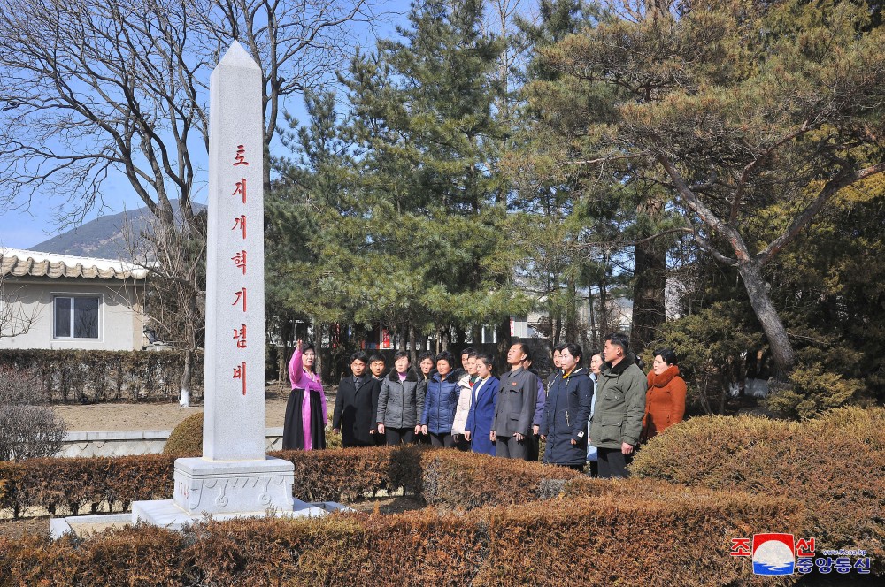 同农村变革历史一道日益富饶的社会主义大地