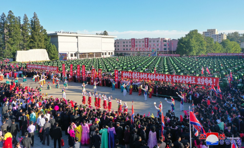 同农村变革历史一道日益富饶的社会主义大地