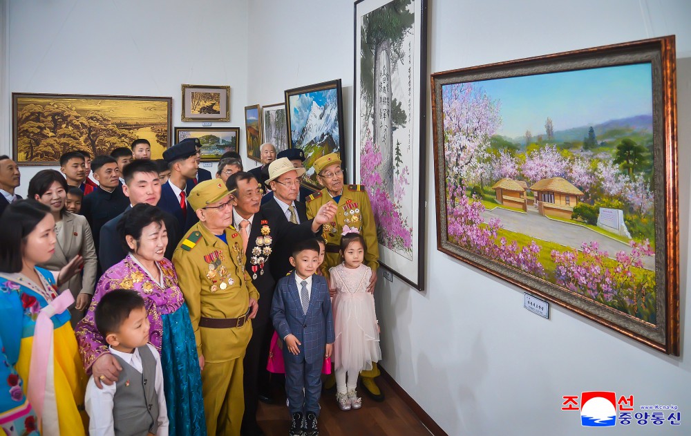 庆祝伟大领袖金日成同志华诞１１３周年老画家美术展开幕
