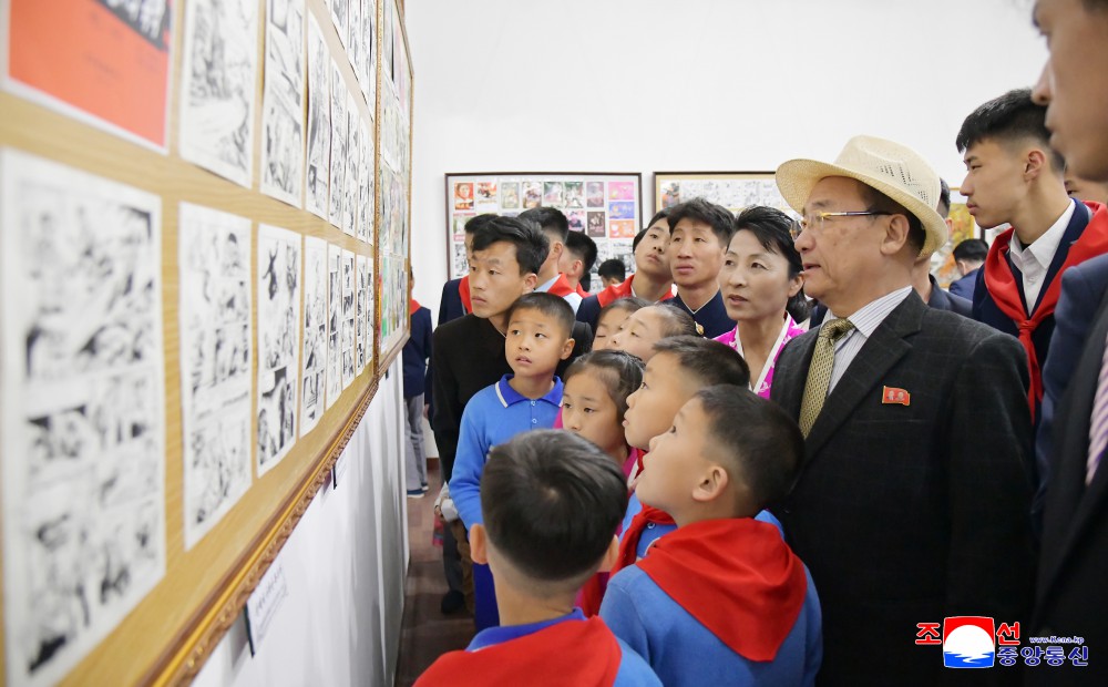庆祝伟大领袖金日成同志华诞１１３周年老画家美术展开幕