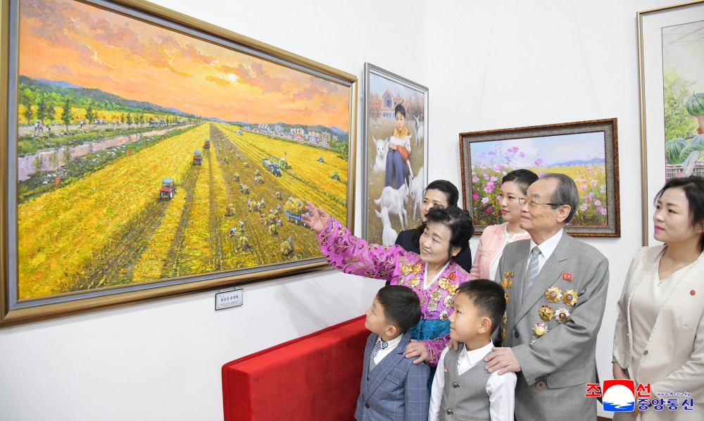 庆祝伟大领袖金日成同志华诞１１３周年老画家美术展开幕