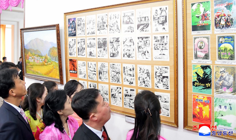 庆祝伟大领袖金日成同志华诞１１３周年老画家美术展开幕