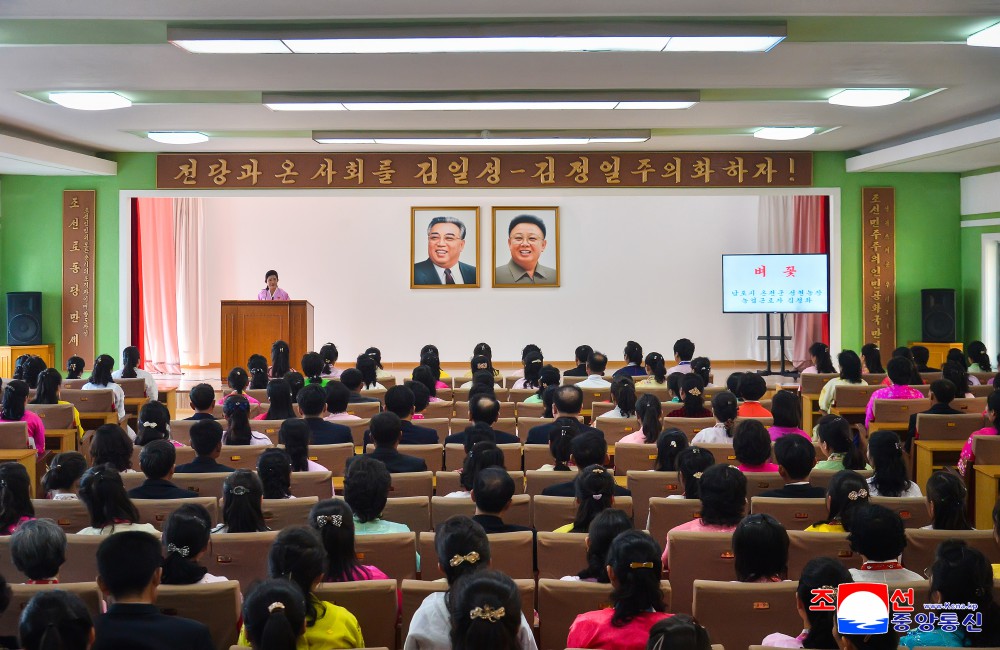 农盟工作人员和农业劳动者举行演讲大会