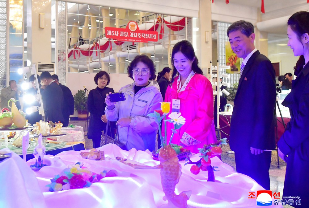 Fifth Sweet and Biscuit Sculpture Show Held in DPRK
