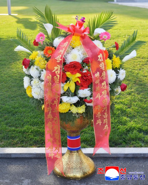 Flower Baskets to Statues of Great Leaders from Abroad