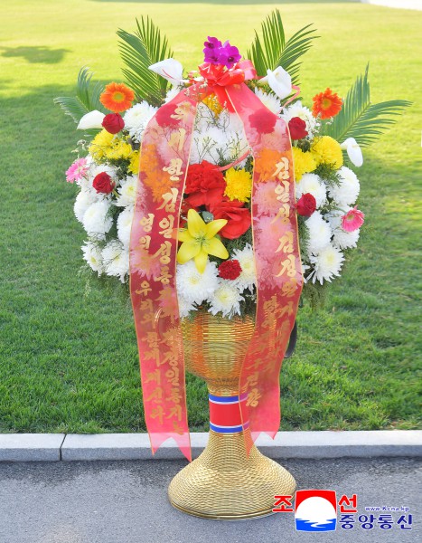 Flower Baskets to Statues of Great Leaders from Abroad
