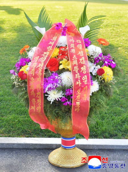 Flower Baskets to Statues of Great Leaders from Abroad
