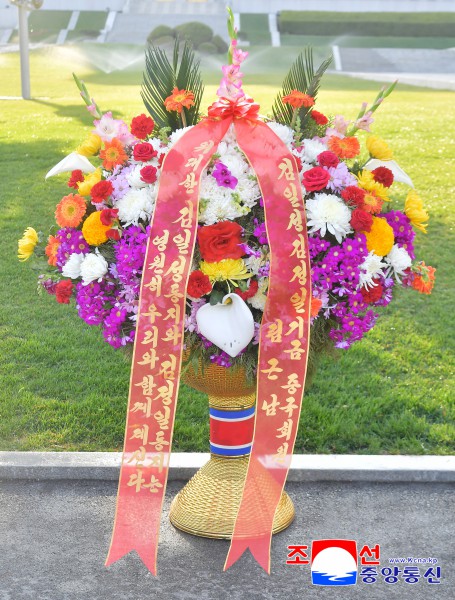 Flower Baskets to Statues of Great Leaders from Abroad