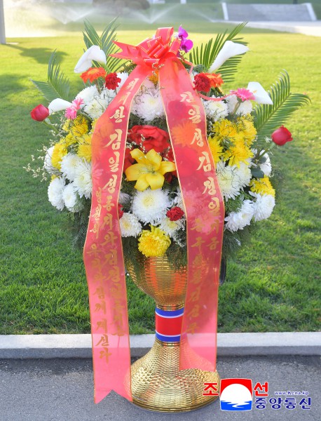 Flower Baskets to Statues of Great Leaders from Abroad