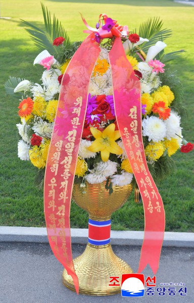 Flower Baskets to Statues of Great Leaders from Abroad