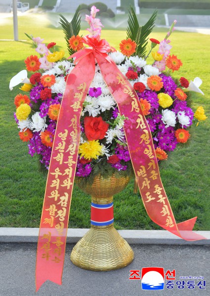 Flower Baskets to Statues of Great Leaders from Abroad